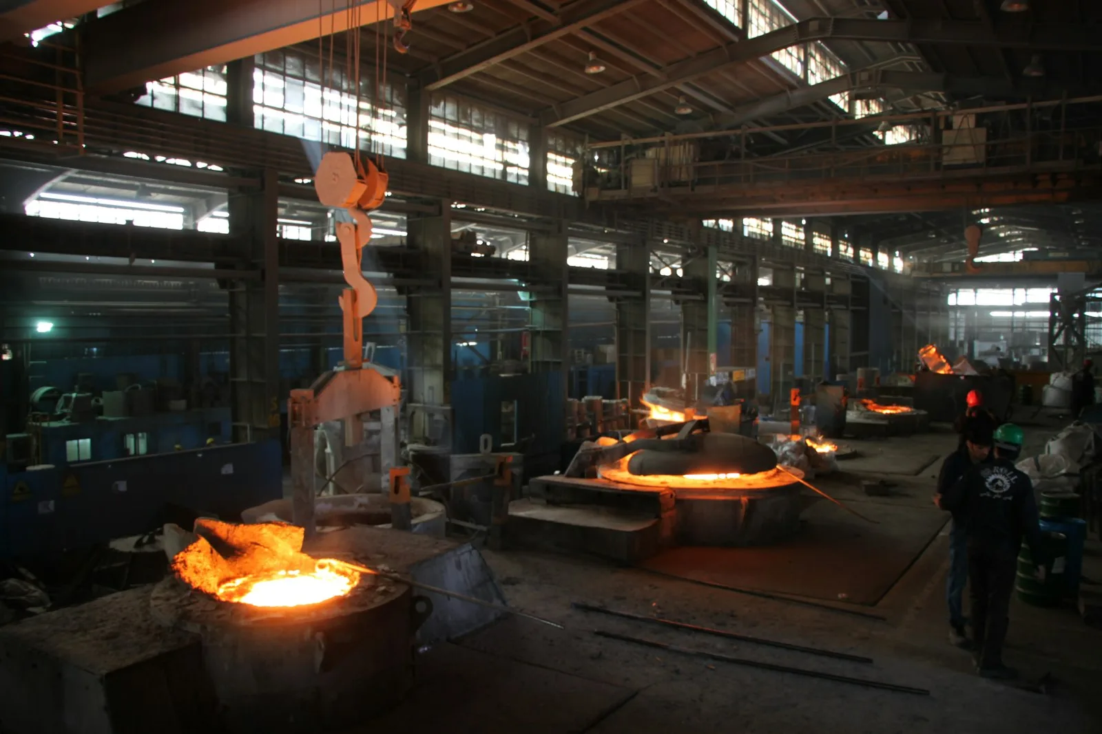 Nave industrial con hornos de fundición en operación